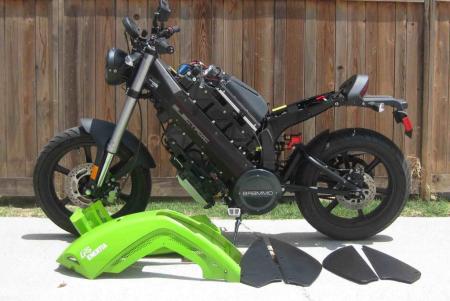这就是一辆量产电动摩托车赤裸着衣服躺在地板上的样子。(在图库中可以看到更多细节图片。)