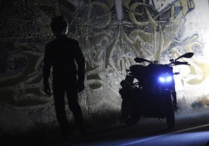 客观地看看你的摩托车在黑暗的光照条件下是如何可见的。