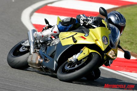 虽然宝马首次涉足liter-sized sportbike市场,S1000RR已经一个精确的包。