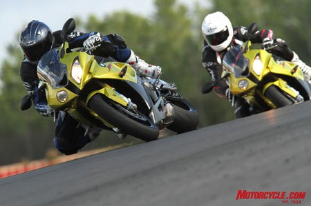 S1000RR准备比赛。工厂骑手特洛伊尸体说前5名在2010年世界超级摩托车锦标赛完成系列是“现实”。